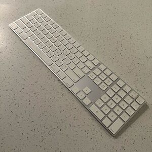 Apple Magic Keyboard with Numeric Keypad - US English / doesn’t hold charge